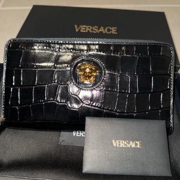 Versace Croc Embossed Long Wallet
Calf Leather NWT $725 - Picture 2 of 6